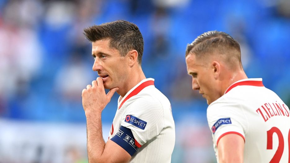 Sankt Petersburg, Rosja, 14.06.2021. Piłkarskie mistrzostwa Europy - Euro 2020. Polacy Robert Lewandowski (L) i Piotr Zieliński (P) podczas pierwszego meczu grupy E piłkarskich mistrzostw Europy ze Słowacją na Gazprom Arenie w Sankt Petersburgu, 14 bm. (js) PAP/Adam Warżawa
