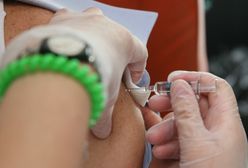 Sondaż. Coraz więcej Polaków chce się szczepić. Socjolog podaje przyczynę