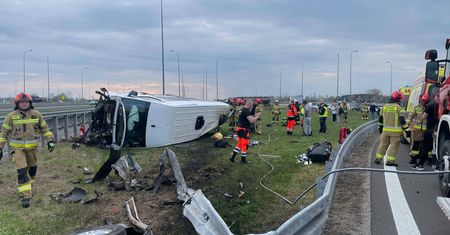 Dachowanie busa z ukraińską rodziną na A4. Dziecko i dorośli cudem uniknęli tragedii