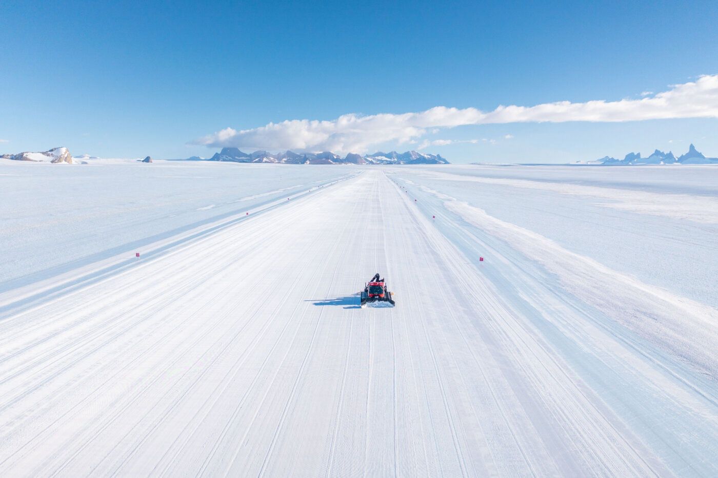 Lodowy pas startowy Wolf's Fang Runway na Antarktydzie