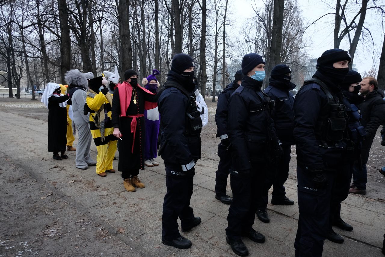 Protest na miesięcznicy smoleńskiej. Policjanci gonili minionka