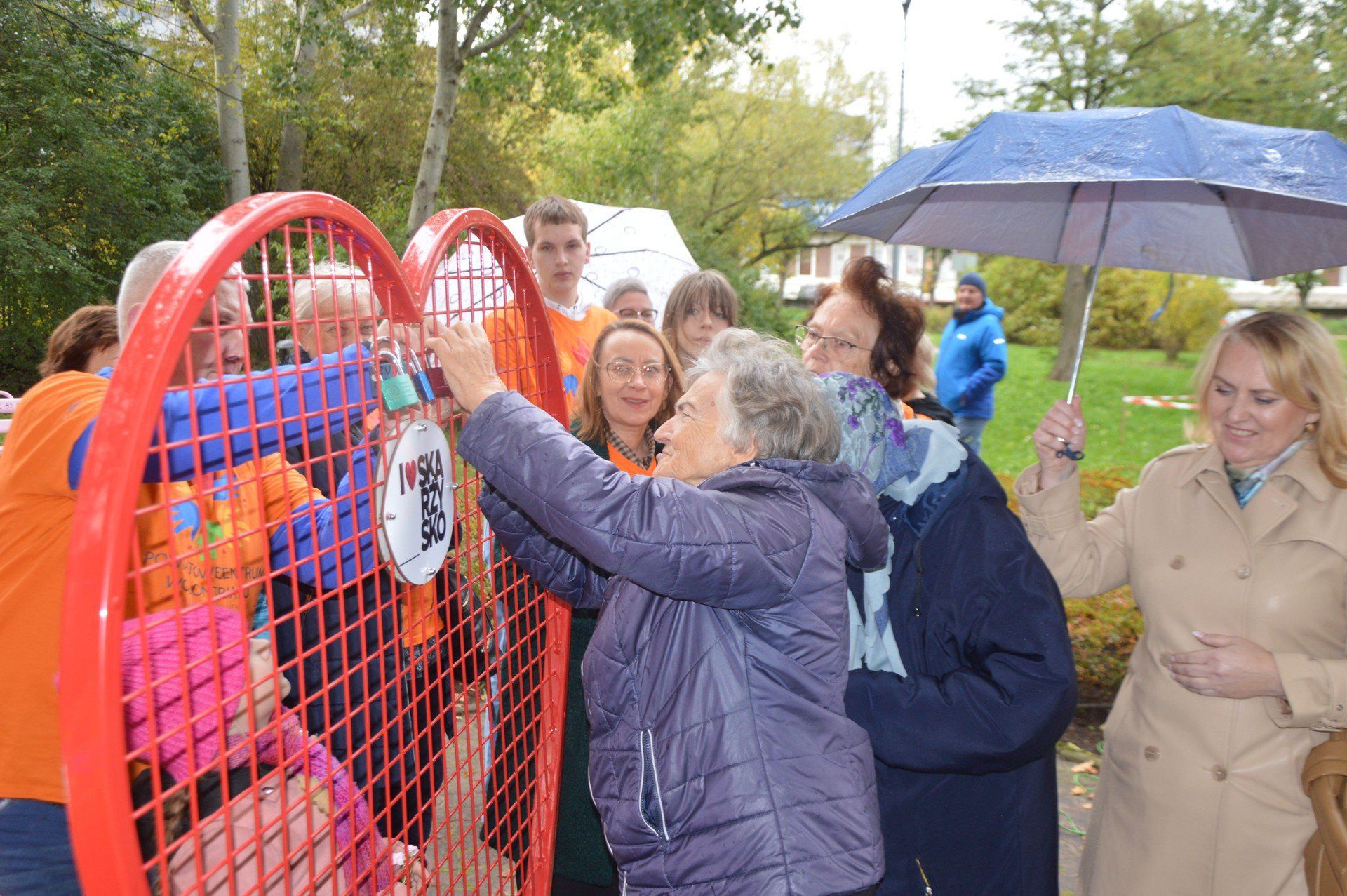 Na Skwerze Braci Zygmuntowiczów stanęło specjalne serce, miejsce na &#34;kłódki przyjaźni&#34;. Pierwsze zawieszono w piątek.