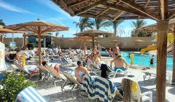 Międzynarodowa bijatyka. Pokłócili się o leżaki na basenie w Egipcie