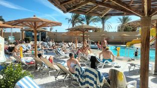 Międzynarodowa bijatyka. Pokłócili się o leżaki na basenie w Egipcie