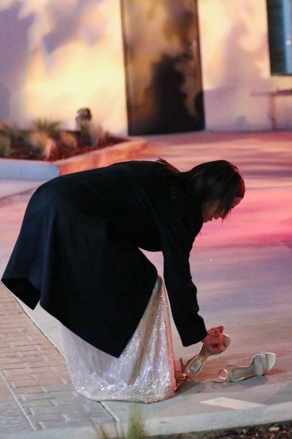 Eva Longoria wraca z imprezy "ELLE" na boso