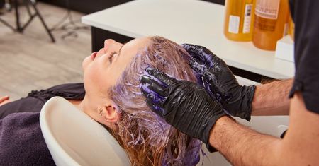 Blond włosy zżółkły i wyglądają jak pióra kurczaka? Winne są te sprzęty