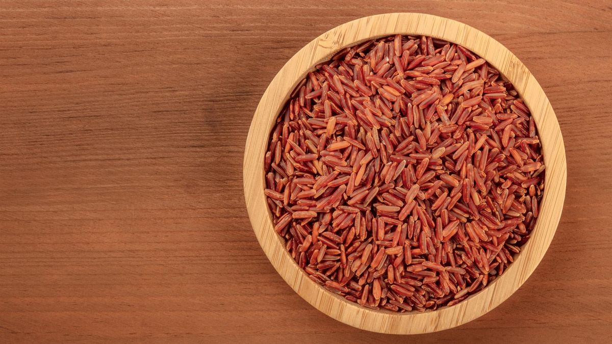 Czerwony ryż to jedna z odmian ryżu o wąskich, podłużnych ziarenkach.