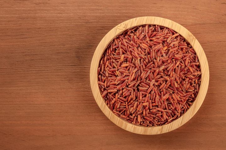 Czerwony ryż to jedna z odmian ryżu o wąskich, podłużnych ziarenkach.
