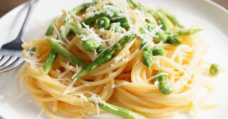 Co roku czekam z niecierpliwością, aż pojawią się w warzywniaku. Robię z nich pyszną carbonarę