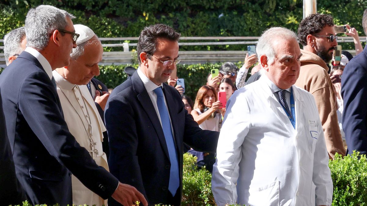 Pope Leo XIV Admitted To Hospital For Surgery
ROME, ITALY - OCTOBER 13: Pope Leo XIV arrives at Gemelli Hospital on October 13, 2026 in Rome, Italy. Pope Leo XIV is set to undergo surgery to remove a localized nodule in his lung, after it was discovered during a medical examination. He is expected to stay in hospital for approximately one week following the procedure. (Photo by Franco Origlia/Getty Images)
Franco Origlia