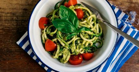 Spaghetti z cukinii z pomidorkami. Przepis na prosty obiad