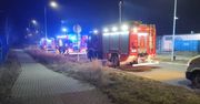 Pożar w malarni proszkowej – strażacy mieli problem z dostaniem się do źródła ognia