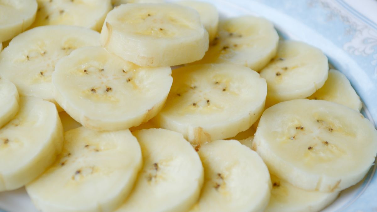 Przed snem warto sięgnąć po mniej dojrzałe owoce