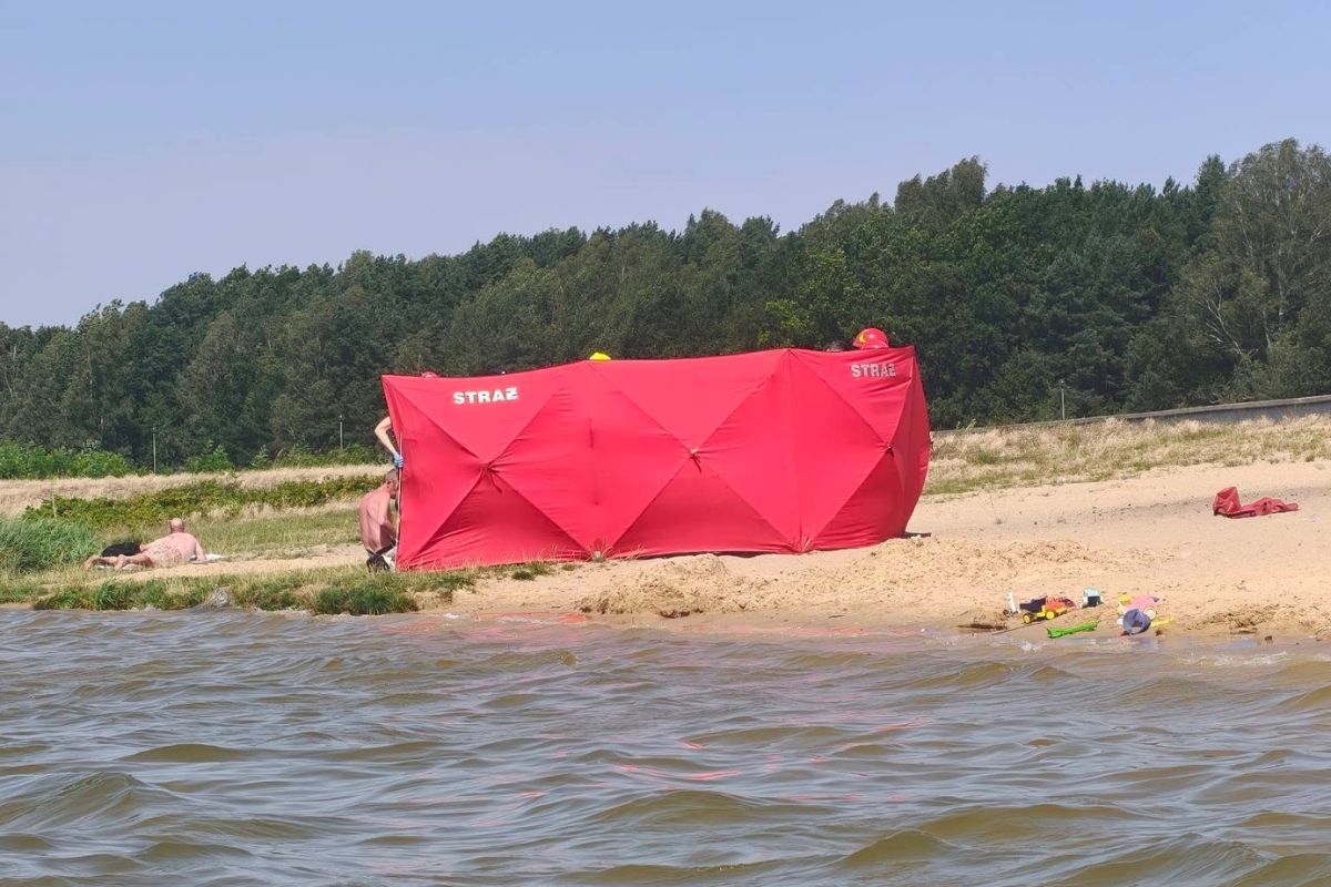 Tragedia na plaży. 55-latek nie żyje. Policja: przyczynił się upał