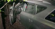 Warszawa: Porzucone auto na skraju lasu. Interweniowała policja