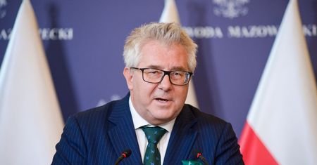 Kłopoty Czarneckiego. Polityk PiS usłyszy zarzuty