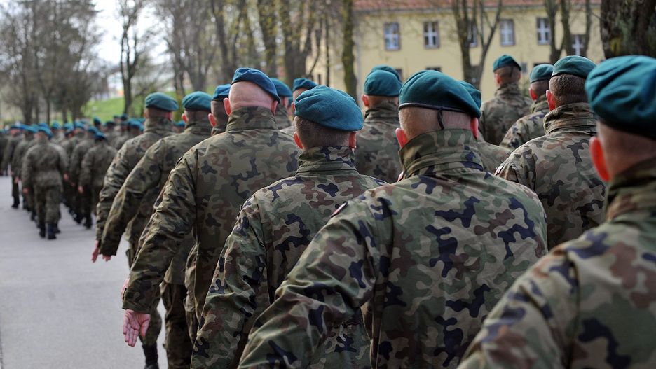 Żołnierz zbierał jednostkę w jednostce wojskowej. Zdjęcie ilustr