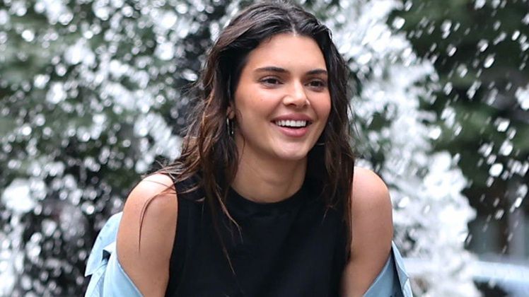 Kendall Jenner pozuje topless i bez makijażu 