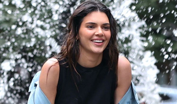 Kendall Jenner poses topless and without makeup