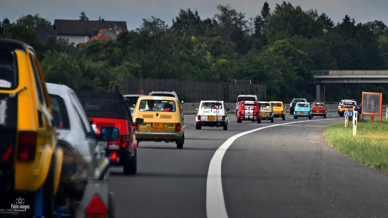 Przejadą 4 tys. km w szczytnym celu. Na wyprawę wybiorą się maluchami