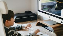 Dług poznawczy i iluzja bliskości. Co generatywna AI robi z mózgami i emocjami uczniów?