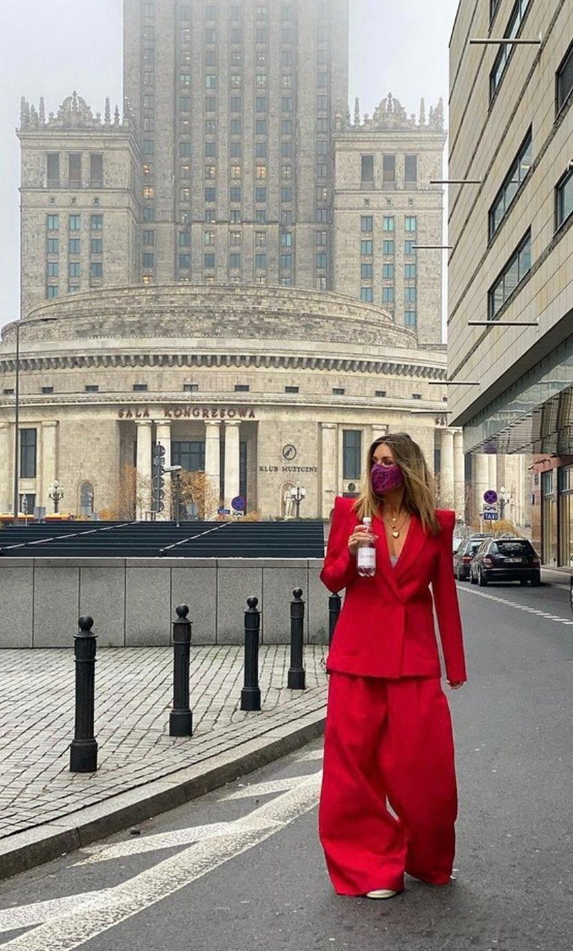 Małgorzata Rozenek paraduje pod Pałacem Kultury i Nauki