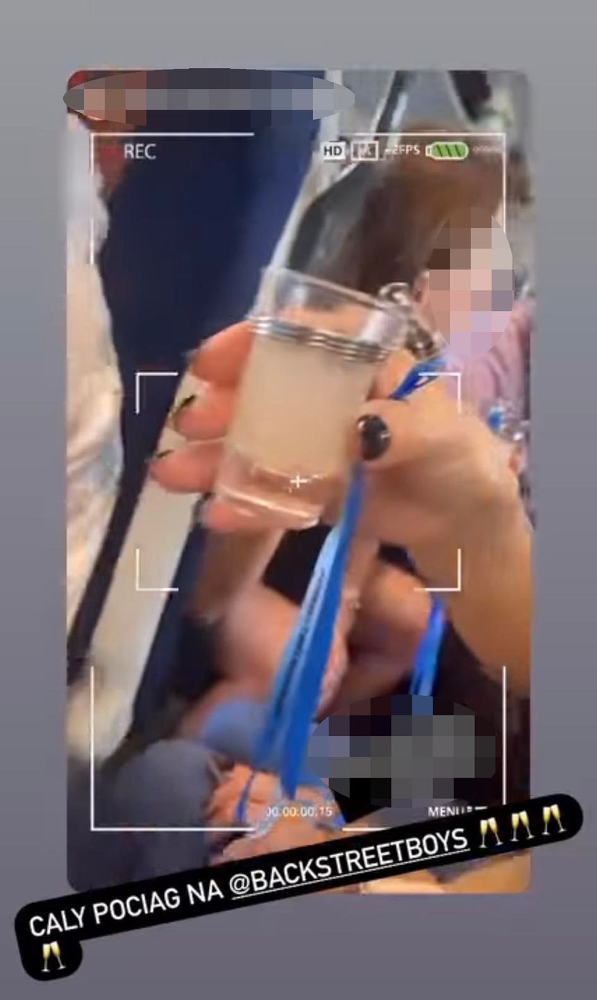 Izabela Macudzińska z koleżankami w pociągu
