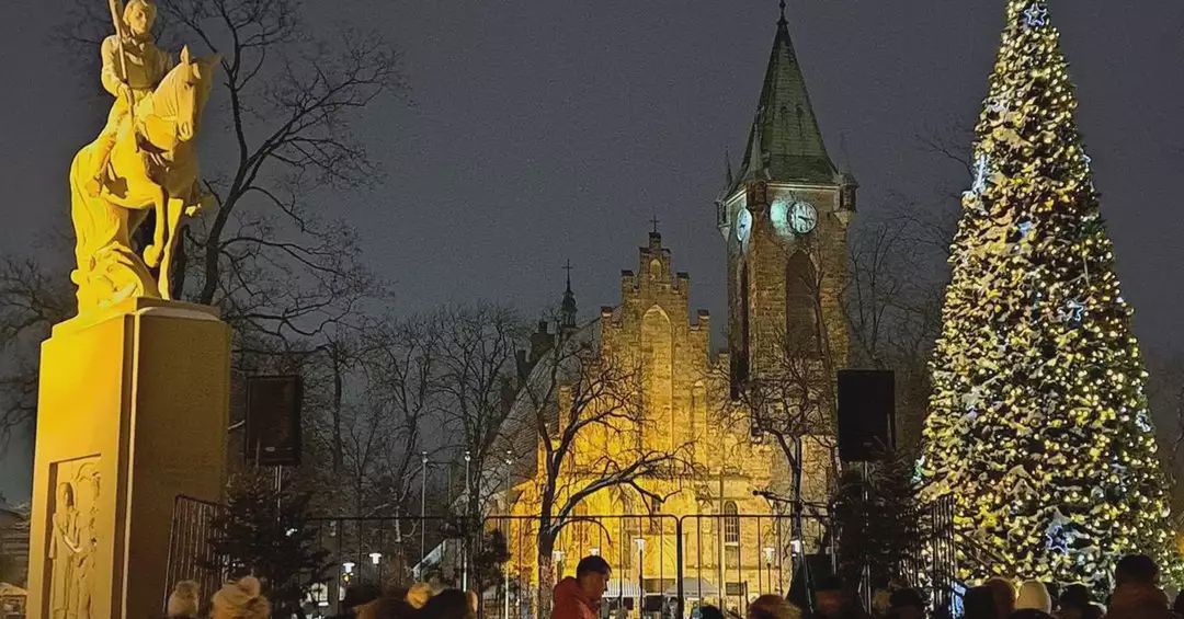 Końskie: Wiemy, kiedy rozbłyśnie choinka na rynku. Do dzieci przybędzie też Mikołaj