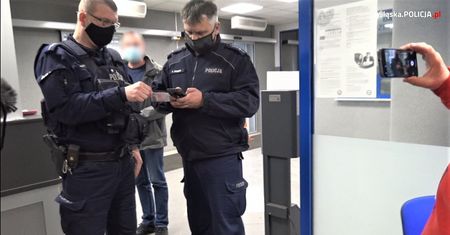 Katowice. Bez maseczek wtargnęli do szpitala w MCK. Chcieli zaistnieć w sieci