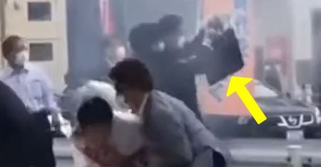 Zabójstwo Shinzo Abe. Na zdjęciu widać, co robili ochroniarze