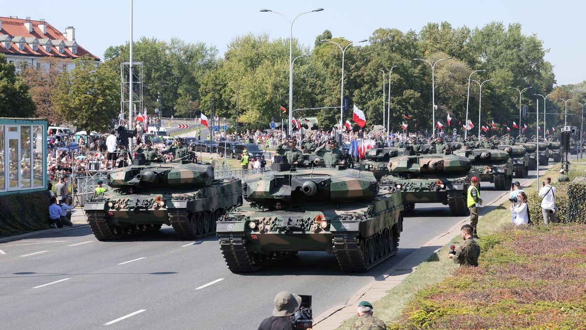 Warszawa, 15.08.2025. Defilada wojskowa na warszawskiej Wisłostradzie, w ramach obchodów Święta Wojska Polskiego, 15 bm. Tegoroczna defilada wojskowa odbywa się pod hasłem ?Dziękujemy za Waszą służbę?. (mr) PAP/Rafał Guz