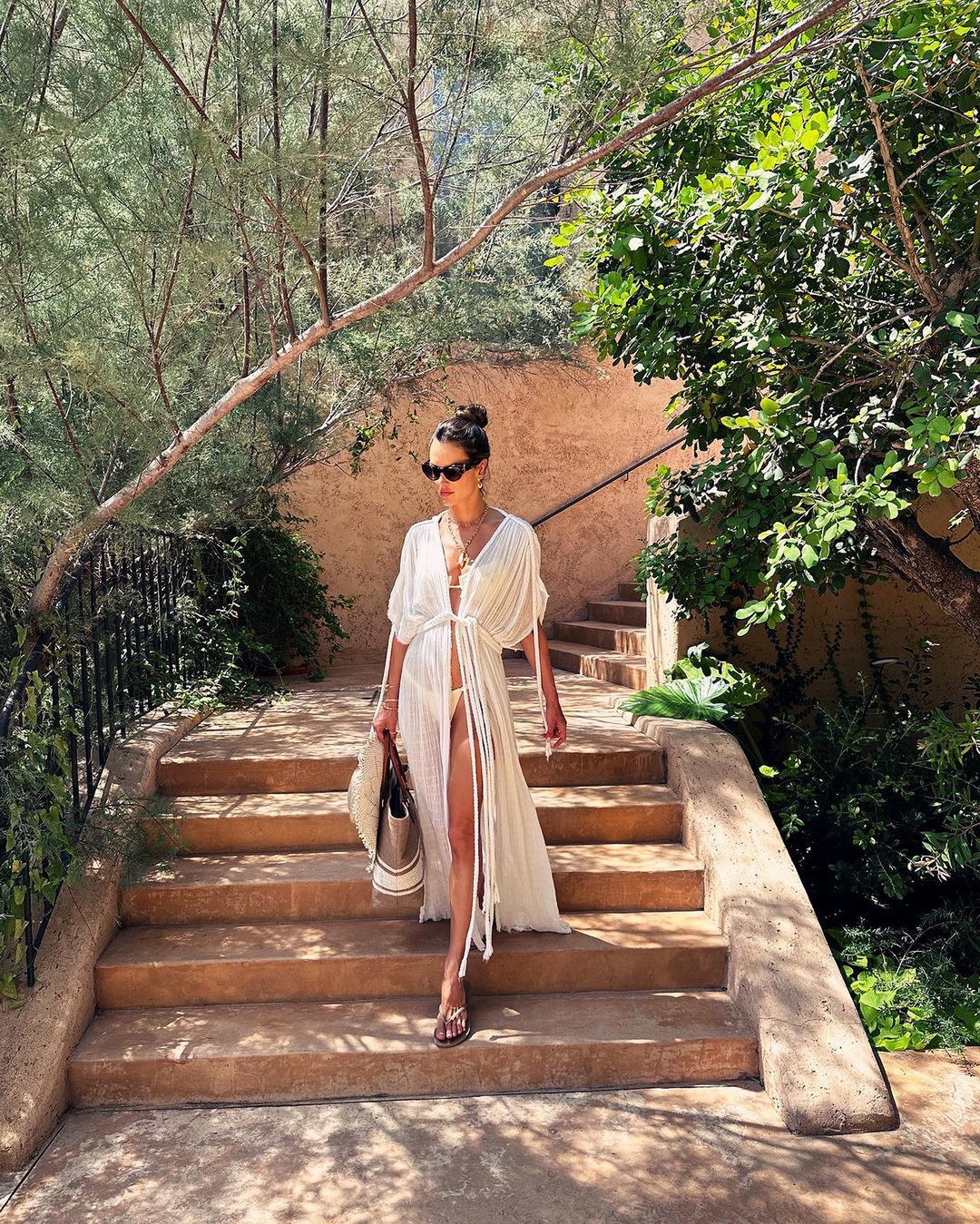 Alessandra Ambrosio zarzuciła na bikini plażową sukienkę 