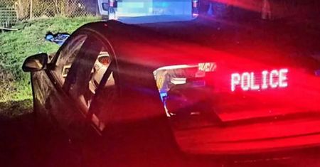 Zatrzymała się na przejściu. Szaleniec odgryzł jej kawałek ucha