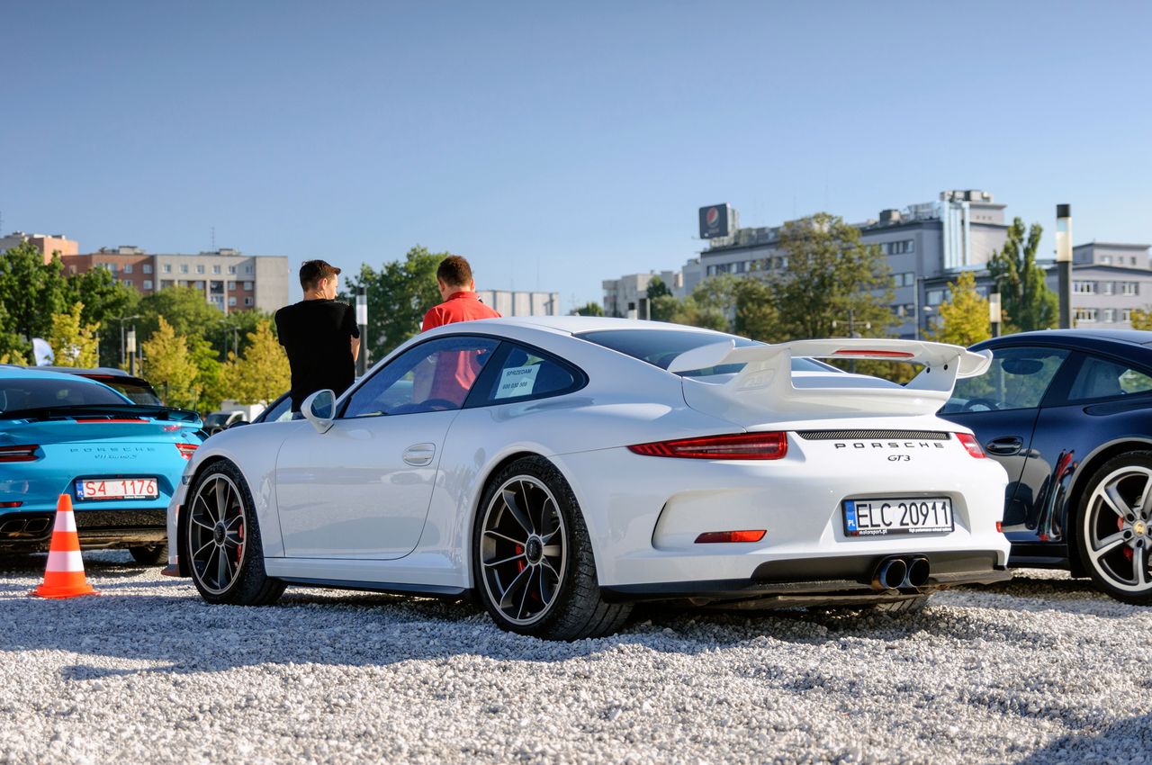 Nie zabrakło także 911 GT3. Mimo wielkich możliwości na torze, przy 911 Turbo S w rzucającym się w oczy Miami Blue nie przyciągało aż takiej uwagi, na jaką zasługuje.