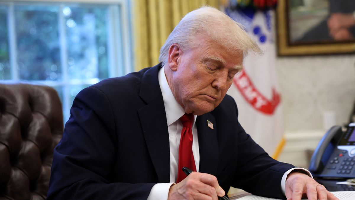 WASHINGTON, DC - MARCH 26: U.S. President Donald Trump signs an executive order in the Oval Office of the White House on March 26, 2025 in Washington, DC. President Trump announced 25% tariffs on all foreign-made cars. (Photo by Win McNamee/Getty Images)