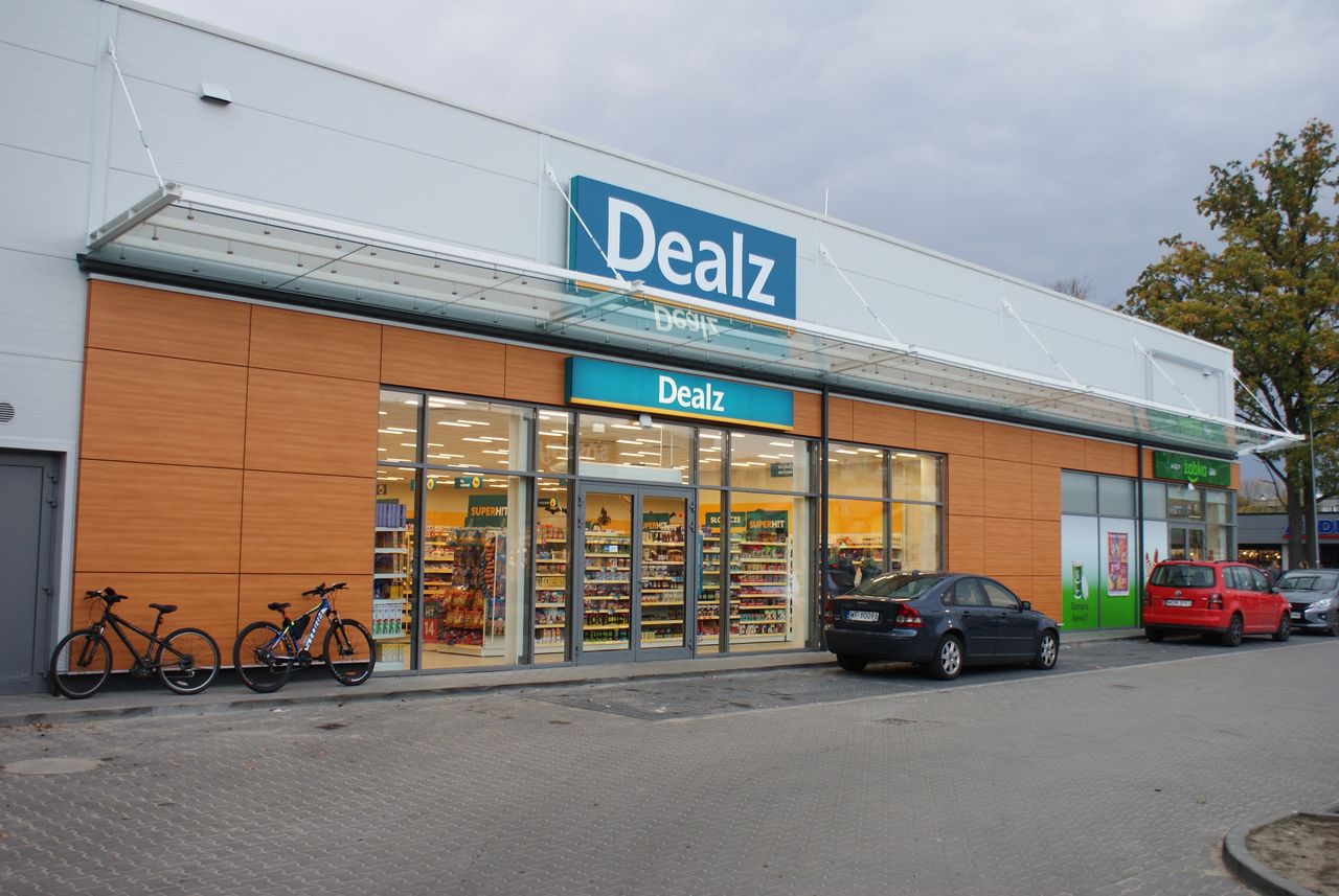 Niedziela handlowa 30 sierpnia. W sklepach Dealz gratisy