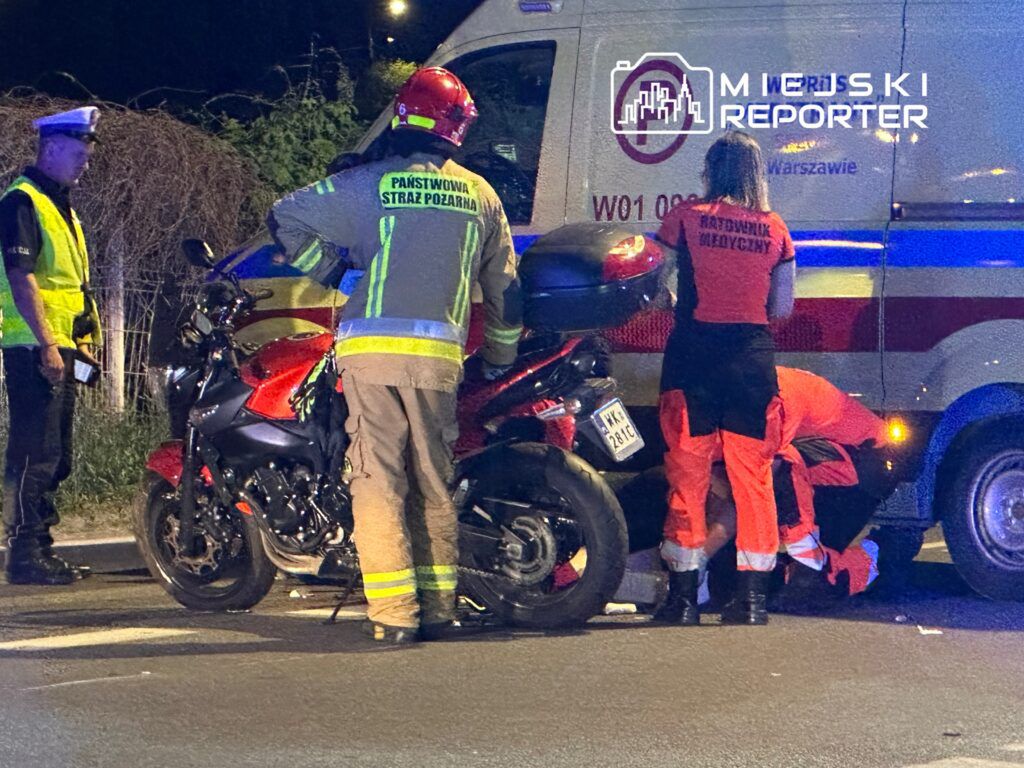 Poważne zderzenie motocyklisty z autem we Włochach. Skrzyżowanie jest zablokowane