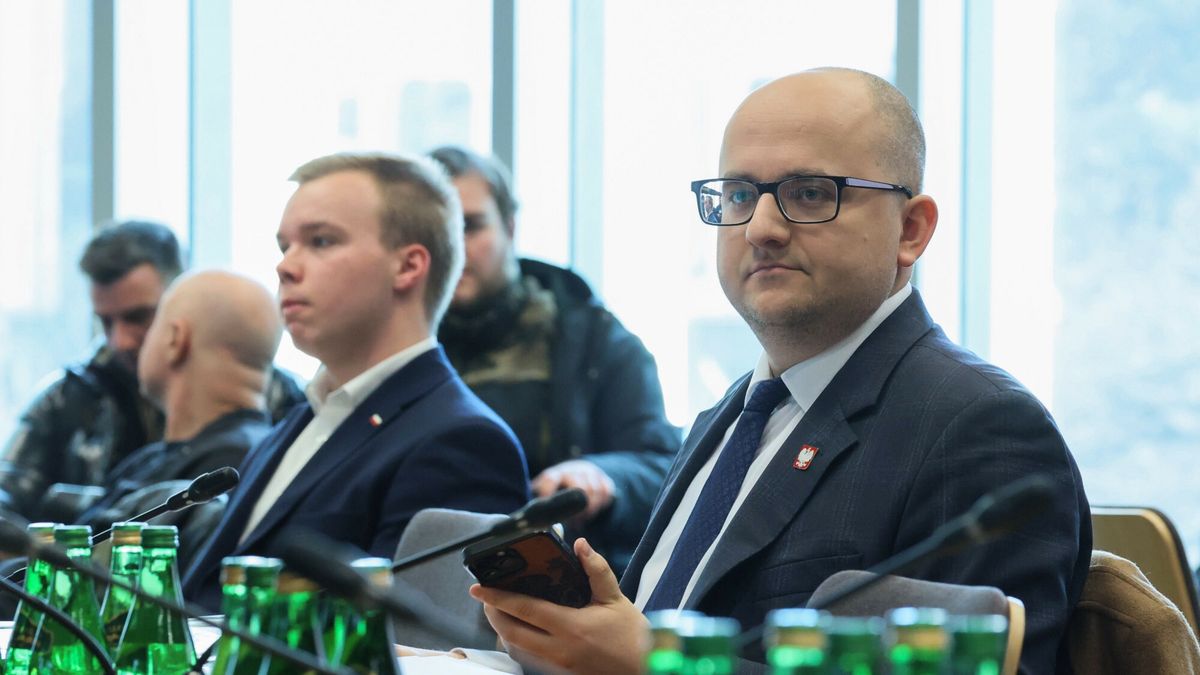 Komisja regulaminowa ws. Mateckiego
Fot. Wojciech Olkusnik/East News, Warszawa, 05.03.2025. 30. posiedzenie Sejmu X kadencji. Sejmowa Komisja Regulaminowa, Spraw Poselskich i Immunitetowych. Rozpatrzenie wniosku Prokuratury Krajowej o wyrazenie zgody na pociagni?cie do odpowiedzialnosci karnej oraz zatrzymanie i tymczasowe aresztowanie posla Dariusza Mateckiego (n/z).
Wojciech Olkusnik