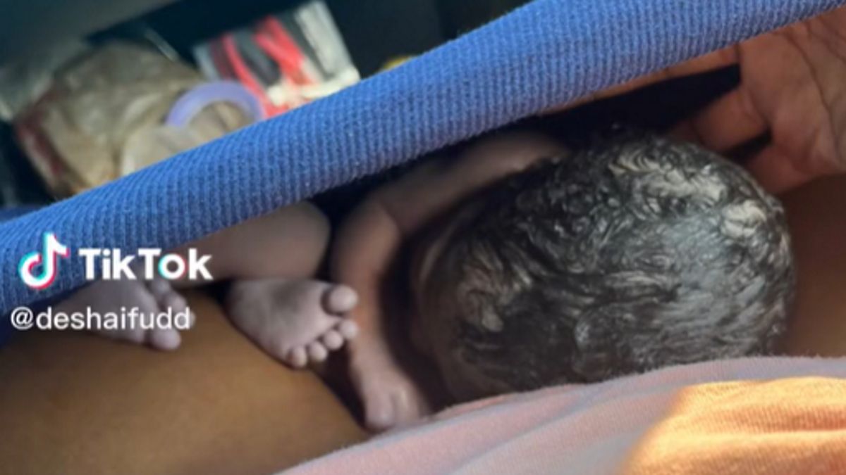 Utknęła w korku. Dziecko urodziło się w samochodzie