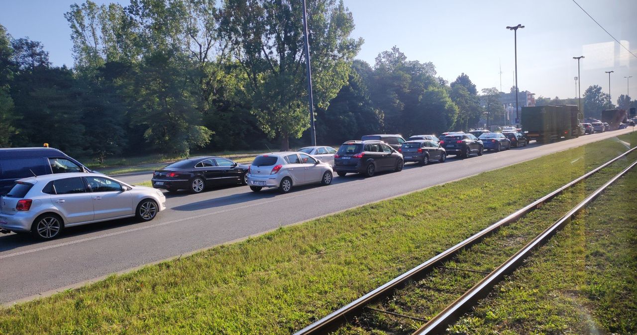 Łódź: Korki na Teofilowie wydłużają się z każdym dniem. Czy miasto ma plan na ich rozładowanie? Tak - rozkopać Traktorową...