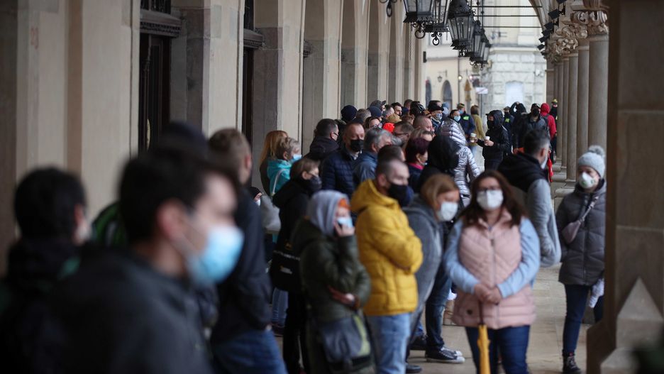Kolejka do mobilnego punktu szczepień w Krakowie