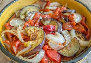 Tę sałatkę z pieczonych warzyw podaję zamiast zwykłej. To hit hiszpańskiej kuchni