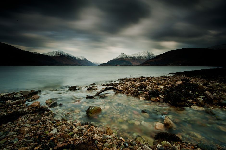 Mike Prince to fotograf amator, który specjalizuje się w fotografii krajobrazu na długich czasach ekspozycji. Większość jego prac jest wykonanych w czerni i bieli chociaż czasem opublikuje także fotografie w kolorze. Mimo że mieszka w Lake District w Anglii, jest zakochany w górach, jeziorach i wybrzeżach Szkocji. Jego ulubionymi lokalizacjami do zdjęć są miejsca, w których woda spotyka się z lądem.