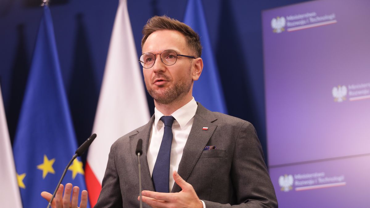 Warszawa, 29.12.2022. Minister rozwoju i technologii Waldemar Buda na konferencji prasowej w siedzibie MRiT w Warszawie, 29 bm. Tematem spotkania było podsumowanie działań MRiT w 2022 roku. (ad) PAP/Albert Zawada