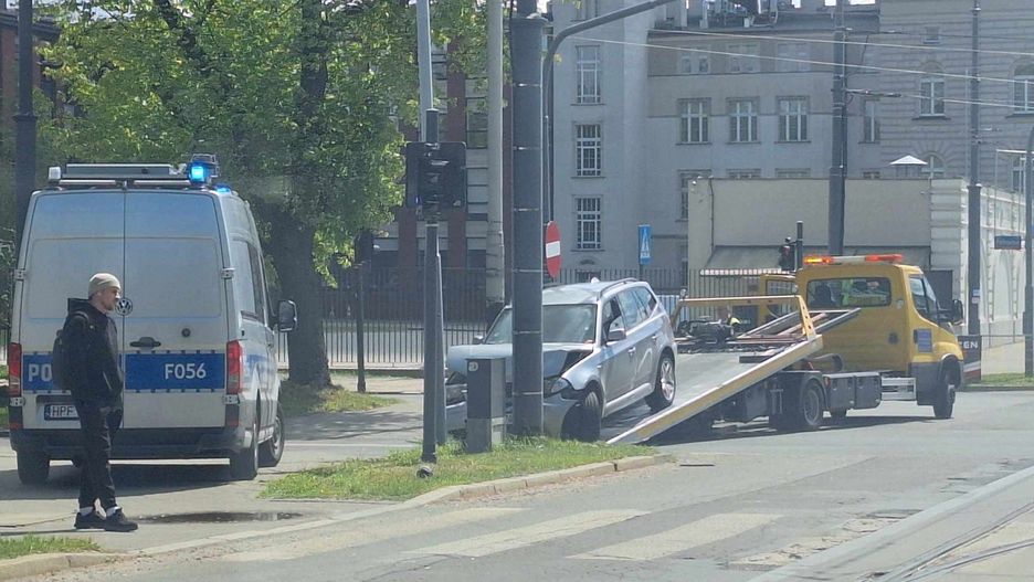 uderzenie w słup trakcyjny