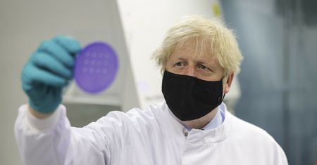 Covid-19 zginie od dmuchania suszarką w nos? Kompromitacja przywódcy w Europie