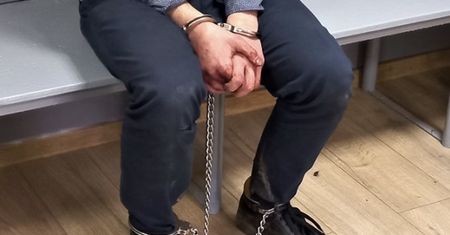 Nocny atak nożownika. Straszył i ranił ludzi, niszczył samochody