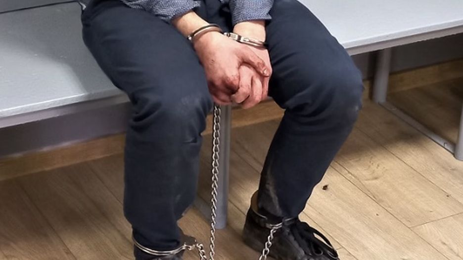 Funkcjonariusze zatrzymali 30-latka, który w napadzie szału napadał z nożem na ludzi, niszczył samochody i włamywał się do mieszkań