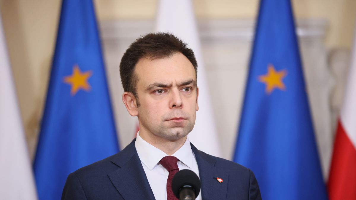 Warszawa, 19.12.2023. Minister finansów Andrzej Domański podczas konferencji prasowej po posiedzeniu rządu w siedzibie KPRM w Warszawie, 19 bm. Konferencja dot. projektu budżetu na 2024 r. (jm) PAP/Leszek Szymański