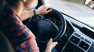 Pędził 220 km/h. Sąd kazał go wypuścić. Teraz nie mogą go znaleźć